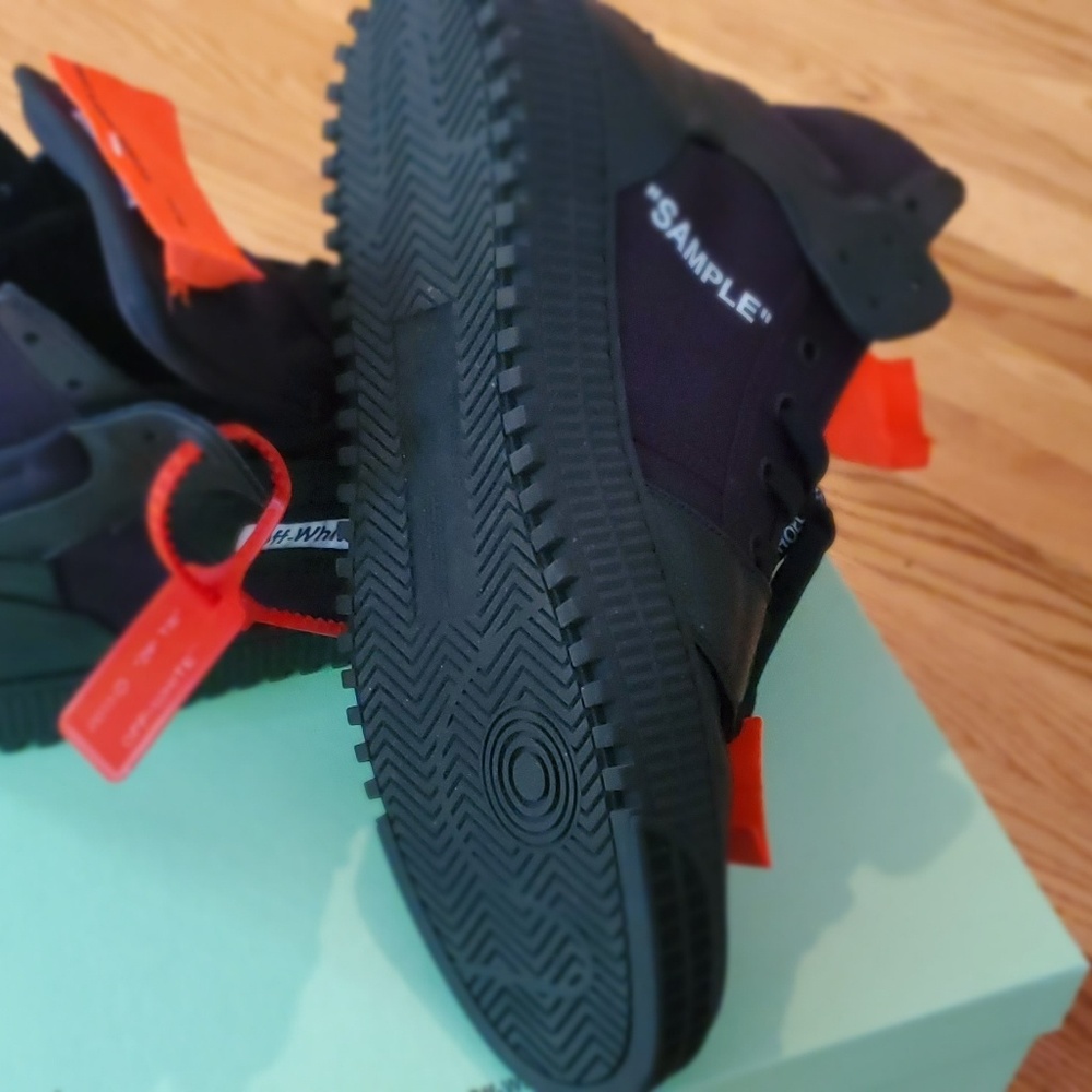 Off White Sneaker - Picture 2 of 8